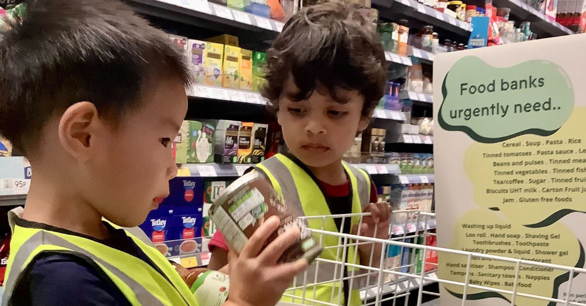 children donating food